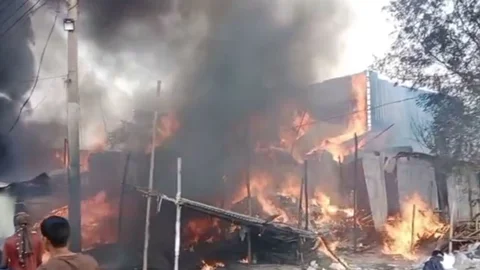 নারায়ণগঞ্জে ঝুট ও পলিথিনের গোডাউনে আগুন
