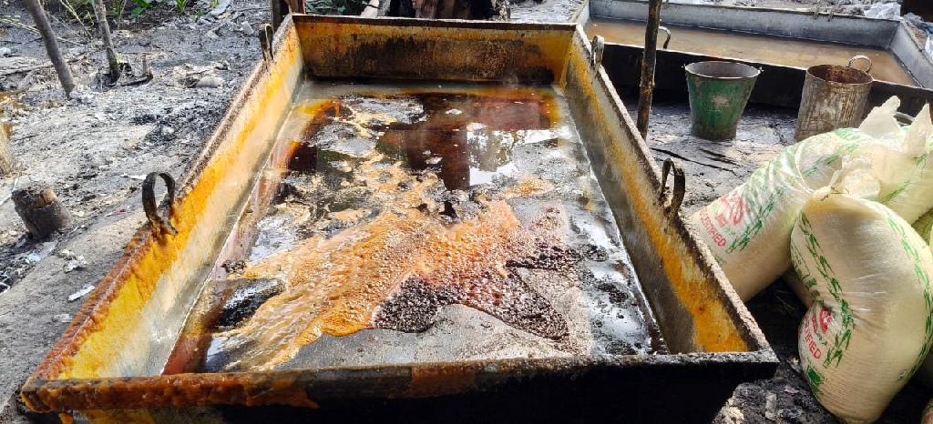 গুড় তৈরিতে কাপড়ের রং ব্যবহার, এক লাখ টাকা জরিমানা