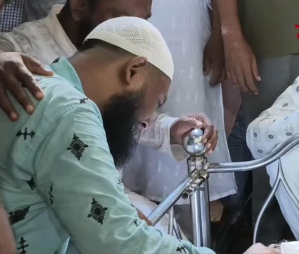 প্যারোলে মুক্তি পেয়ে বাবার জানাজায় সাবেক ছাত্রলীগ সভাপতি