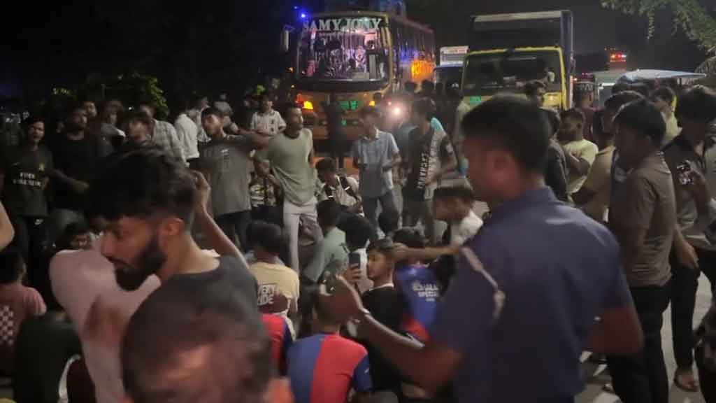 নাটোরে মহাসড়ক অবরোধ টেক্সটাইল ইনস্টিটিউটের শিক্ষার্থীদের