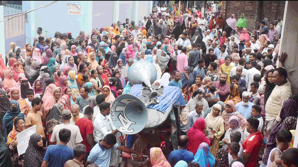 নওগাঁয় টাকা ফেরতের দাবিতে গ্রাহকদের বিক্ষোভ, সমিতির চেয়ারম্যান গ্রেপ্তার