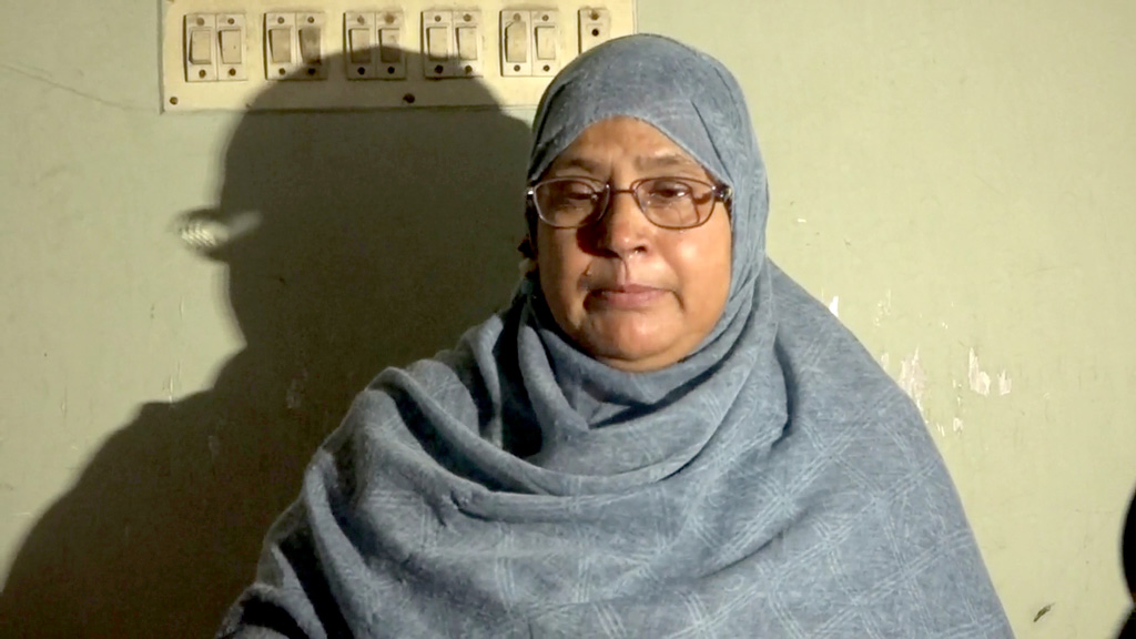ছেলের বিরুদ্ধে মাকে বাড়িতে ঢুকতে না দেওয়ার অভিযোগ