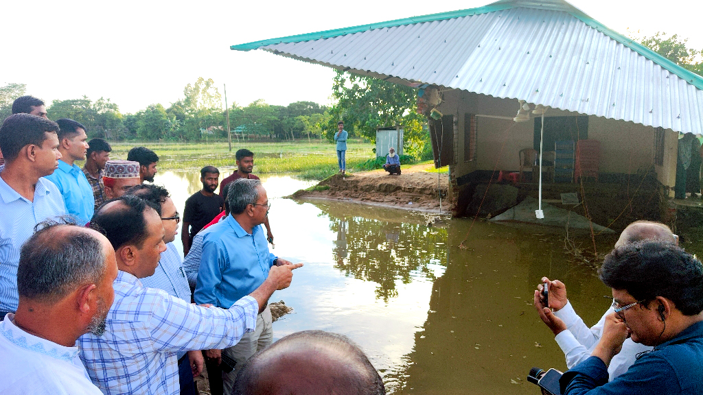 নেত্রকোনার আকস্মিক বন্যার পানি নেমে যাওয়ার সঙ্গে সঙ্গে স্পষ্ট হচ্ছে ক্ষত চিহ্ন