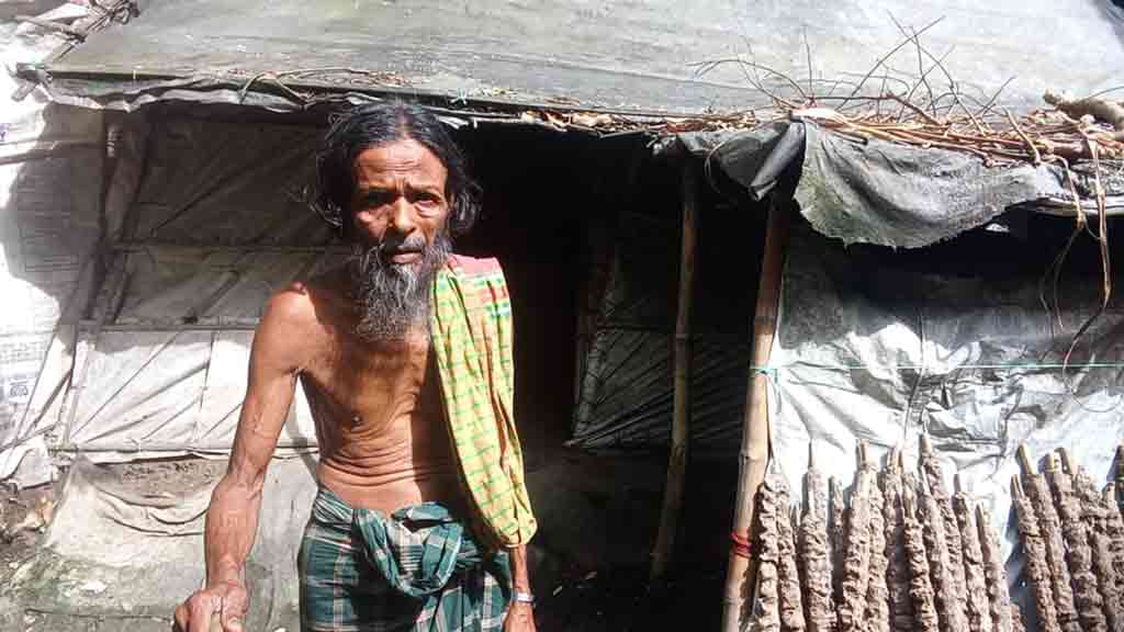 জরাজীর্ণ ঘরে একাকী আলিম উদ্দীন