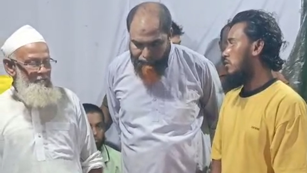 কনটেন্ট ক্রিয়েটর রিপন মিয়াকে গ্রাম ছাড়ার নির্দেশ, পাঁচ লাখ টাকা জরিমানা