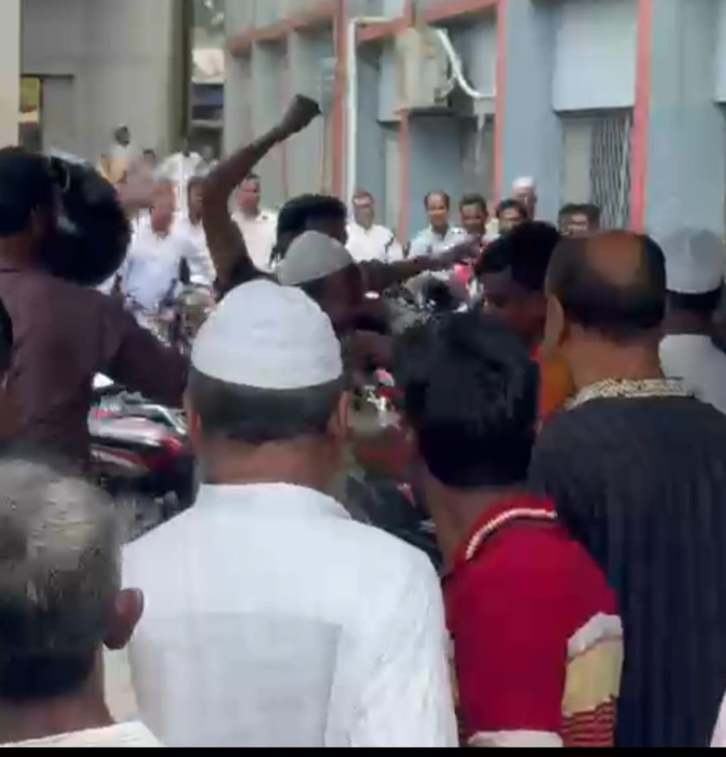 নেত্রকোনায় পশুর হাটের ইজারা নিয়ে বিএনপি-জামায়াতের হাতাহাতি