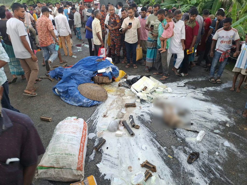 নেত্রকোনায় ট্রাক-পিকআপের মুখোমুখি সংঘর্ষ, নিহত ৪