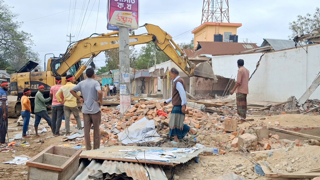 দুর্গাপুরে অবৈধ দখল উচ্ছেদ অভিযান, গুঁড়িয়ে দেওয়া হলো ৩৫টি স্থাপনা