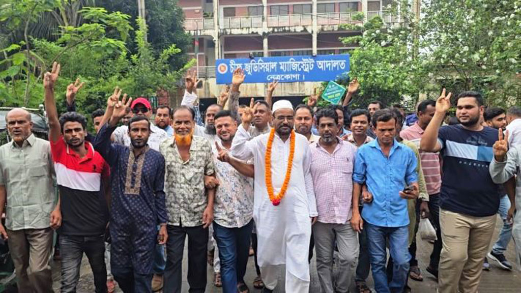 নেত্রকোনায় আদালতের রায়ে ৪ বছর পর ইউপি চেয়ারম্যান হলেন তাহের