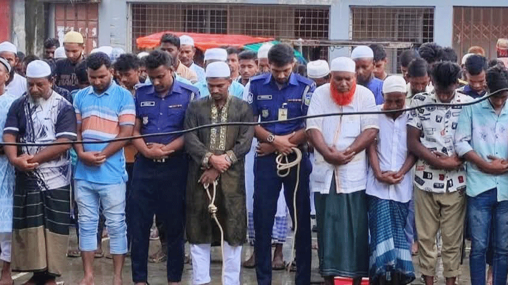 ৮ ঘণ্টার প্যারোলে মুক্তি পেয়ে হাতকড়া নিয়ে বাবার জানাজায় যুবলীগ নেতা