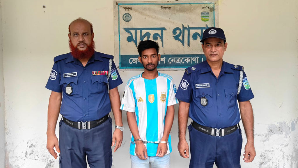সাবেক স্ত্রীর আপত্তিকর ভিডিও ফেসবুকে ছড়িয়ে দেওয়ায় যুবক গ্রেপ্তার