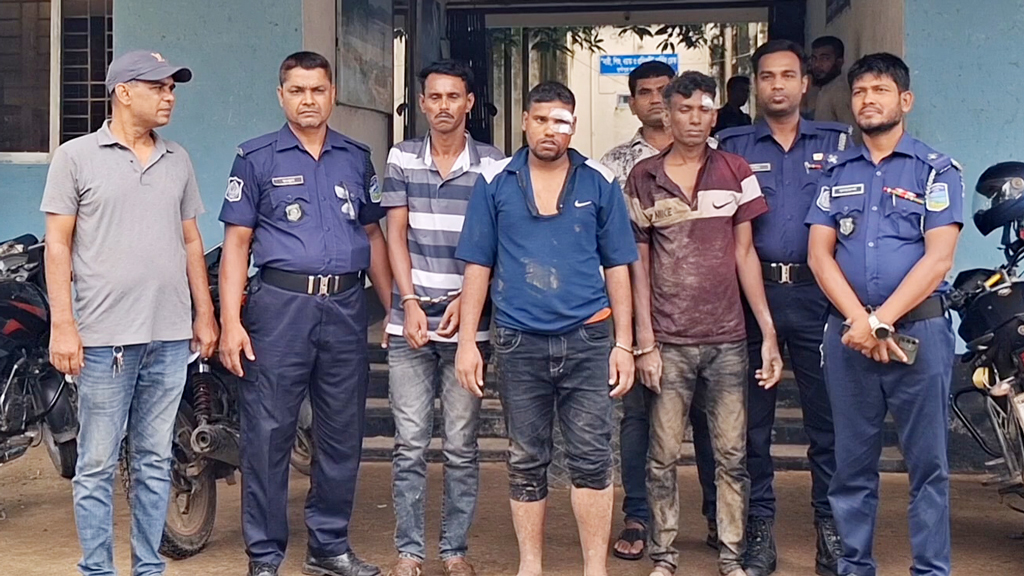 দুর্গাপুরে ডিবি পুলিশ পরিচয়ে চাচার ঘরে ডাকাতি, আটক ৩