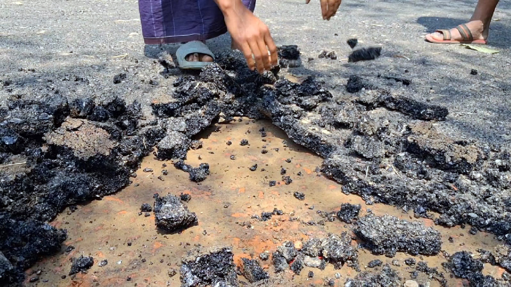 নেত্রকোনায় সড়ক নির্মাণে অনিয়মের অভিযোগ, হাতের টানে উঠে যাচ্ছে পিচ