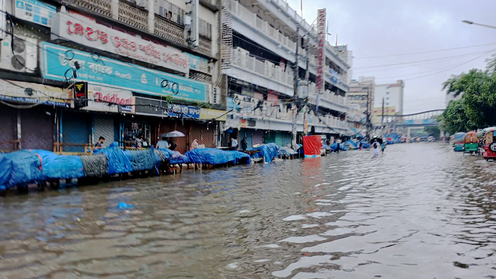 সড়কে হাঁটু পানি, আজ সারা দিন বন্ধ নিউমার্কেট