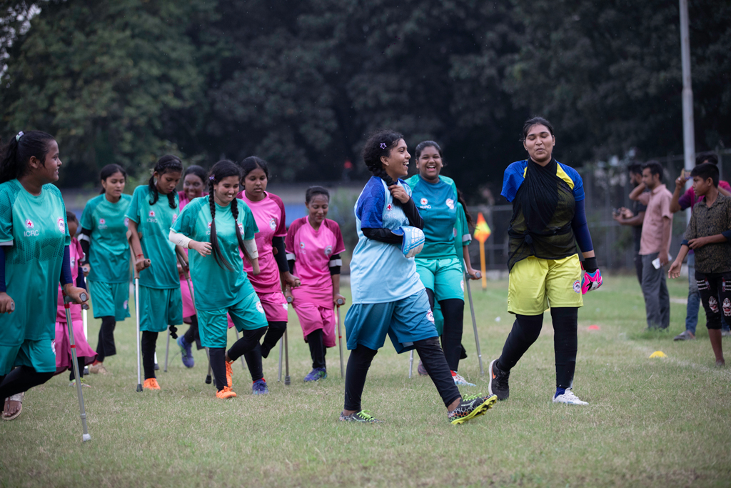 অ্যামপিউটিদের মিলেমিশে একসঙ্গে সামাজিক কর্মকাণ্ড খেলাধুলার মাধ্যমে এগিয়ে চলে। ছবি: হাসান রাজা