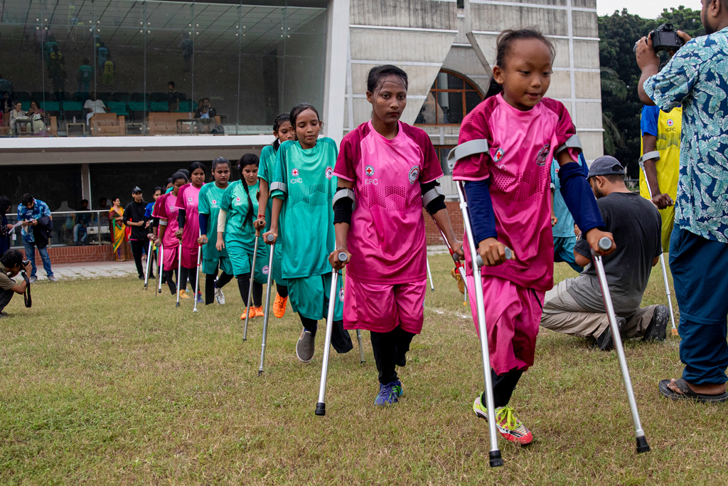 জন্মসূত্রে বা দুর্ঘটনায় অঙ্গহারা এসব শিশুর জন্য আজকের এ ফুটবল খেলার আয়োজন। ছবি: হাসান রাজা