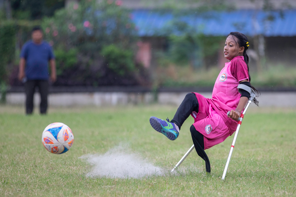 এক পায়ে ফুটবলের দুর্দান্ত শট তাদের মনোবলে শক্তি জোগায়। ছবি: হাসান রাজা