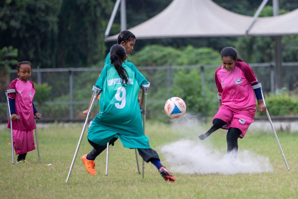 পড়ে গিয়ে উঠে দাঁড়াতে পারলেই জয় সুনিশ্চিত। ছবি: হাসান রাজা