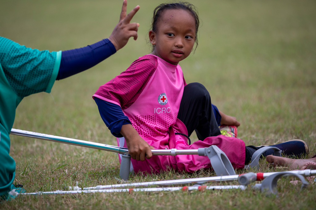 প্রতিপক্ষের বাধাবিপত্তি উপেক্ষা করে একটা বল নিয়ে ছুটে চলাই ফুটবলারদের লক্ষ্য। ছবি: হাসান রাজা