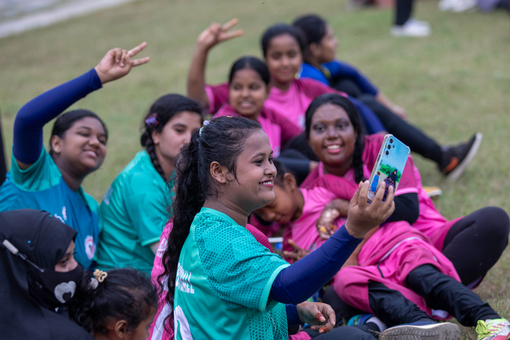 কষ্টের পর সাফল্য, তাই খেলা শেষে সবার হাসি এক ফ্রেমে ধরে রাখার চেষ্টা। ছবি: হাসান রাজা