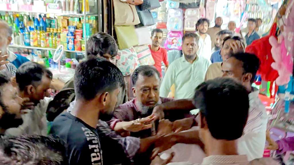 নারায়ণগঞ্জে ব্যবসায়ীকে লীগ আখ্যা দিয়ে বিএনপি নেতার নেতৃত্বে মারধরের অভিযোগ