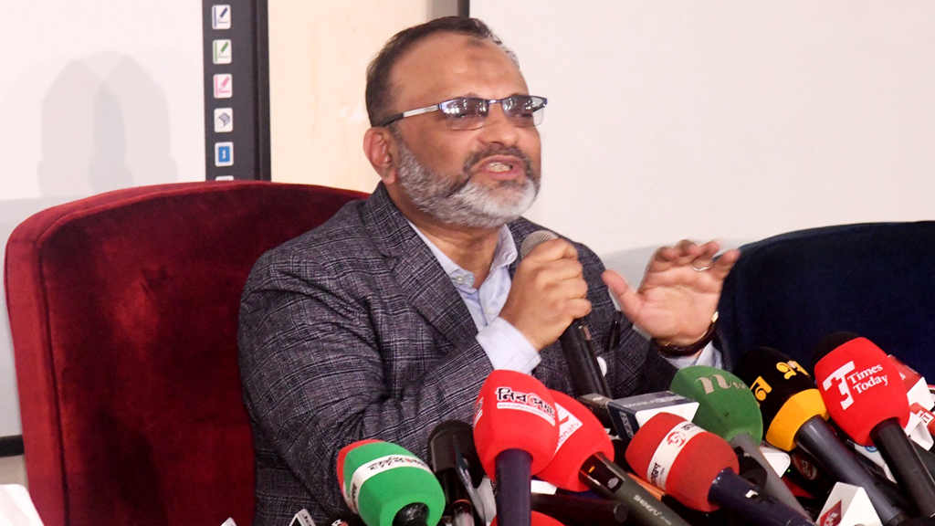 যে কারণে সরে দাঁড়াতে চান ঢাবি উপাচার্য