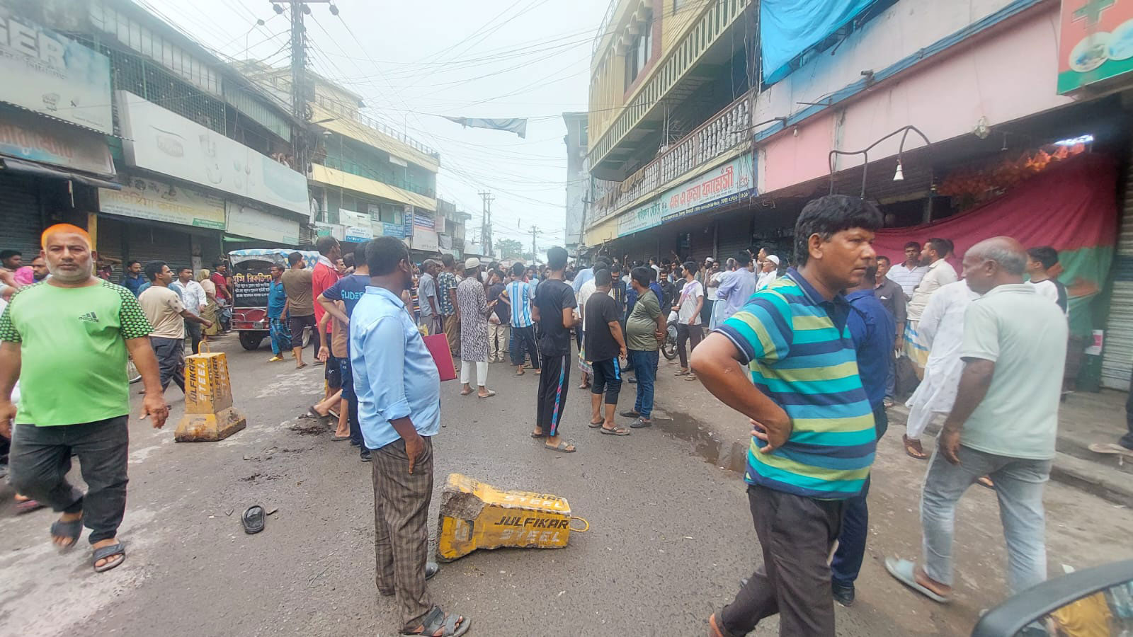 সৈয়দপুরে ব্যবসায়ীদের সঙ্গে পৌর কর্মচারীদের সংঘর্ষ, আহত ৮