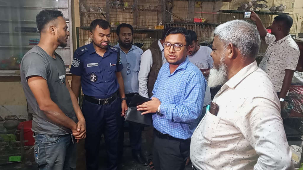 নীলফামারীতে দেশীয় পাখি বিক্রির দায়ে ব্যবসায়ীর জরিমানা
