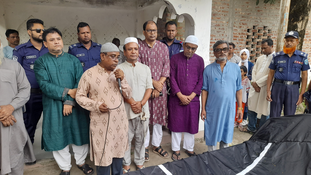 নীলফামারীতে প্যারোলে মুক্তি পেয়ে মায়ের জানাজায় যুবলীগ নেতা