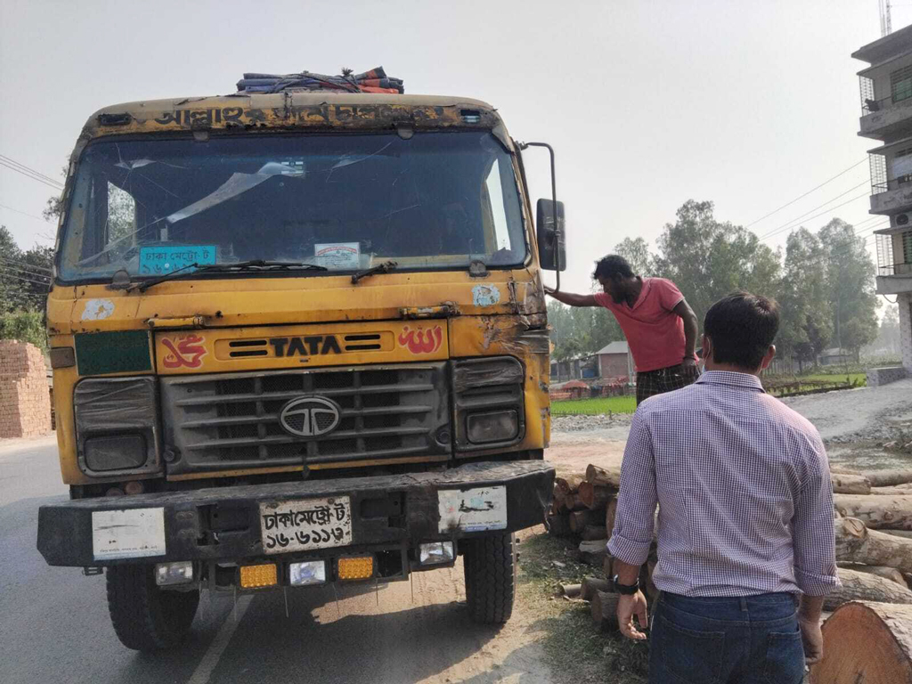 নীলফামারীতে হাইড্রোলিক হর্ন ব্যবহারে ৪ যানবাহনকে জরিমানা