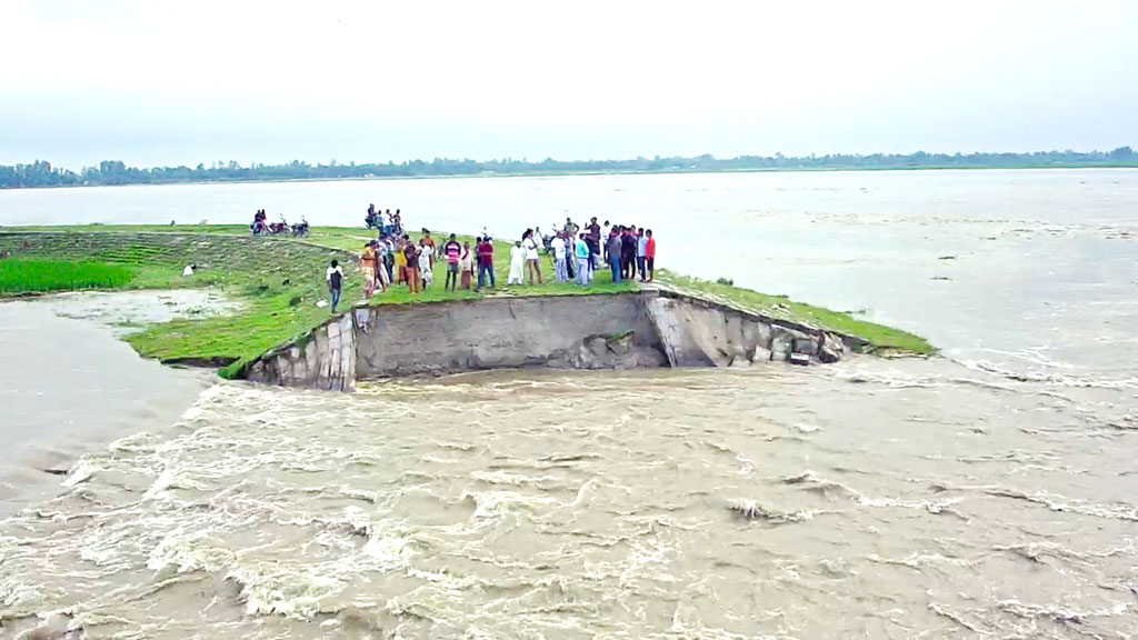রংপুরের গঙ্গাচড়ায় নদীগর্ভে ৭০ মিটার বাঁধহুমকিতে তিস্তা সেতু