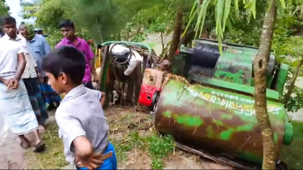 নোয়াখালীতে ট্রাক্টর-ভ্যানের মুখোমুখি সংঘর্ষ, নিহত ১