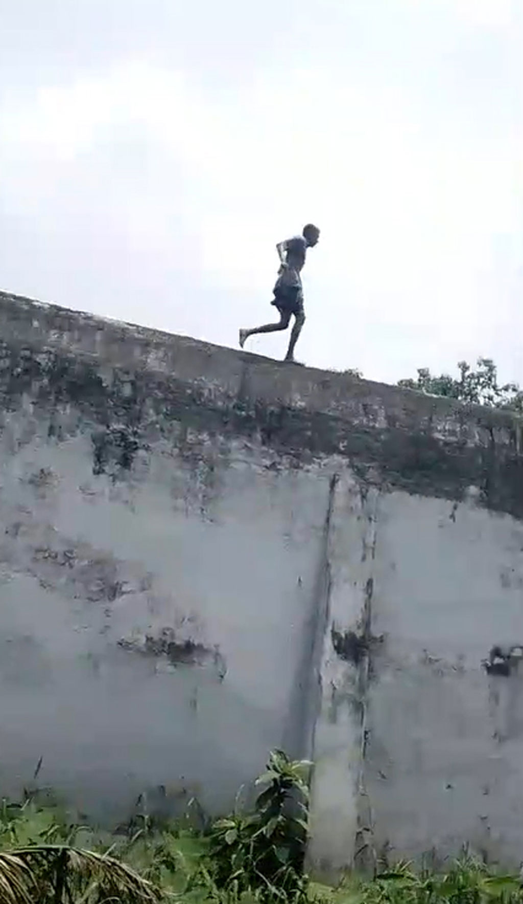 নোয়াখালী কারাগারের দেয়াল টপকে পালানোর চেষ্টা আসামির। ছবি: সংগৃহীত