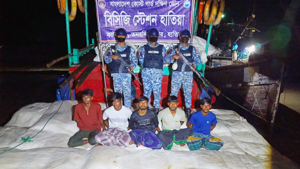 মিয়ানমারে পাচারকালে ৭৬০ বস্তা সারসহ আটক ৫