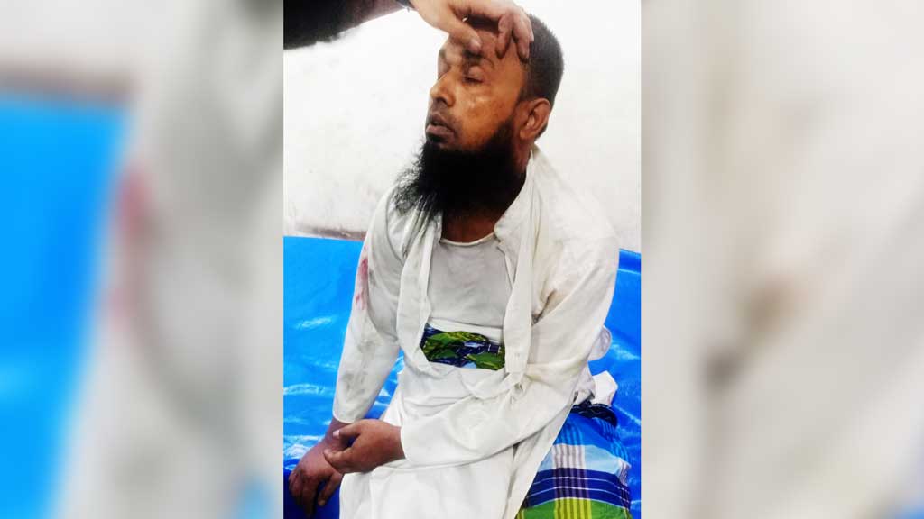 ৯ বছরের ছাত্রীকে ধর্ষণের অভিযোগ, মাদ্রাসাশিক্ষককে গণপিটুনি দিয়ে পুলিশে সোপর্দ