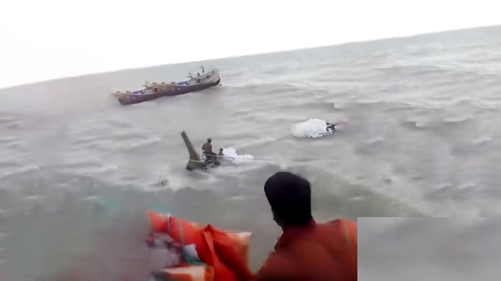 হাতিয়ায় ঝড়ের কবলে ৪ নৌযান ডুবে প্রাণহানি ১, জীবিত উদ্ধার ৫৫ মাঝি-মাল্লা