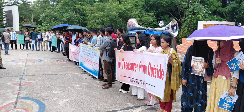 ভূমি দখল-মাদকের প্রতিবাদে সুবর্ণচরে মানববন্ধন