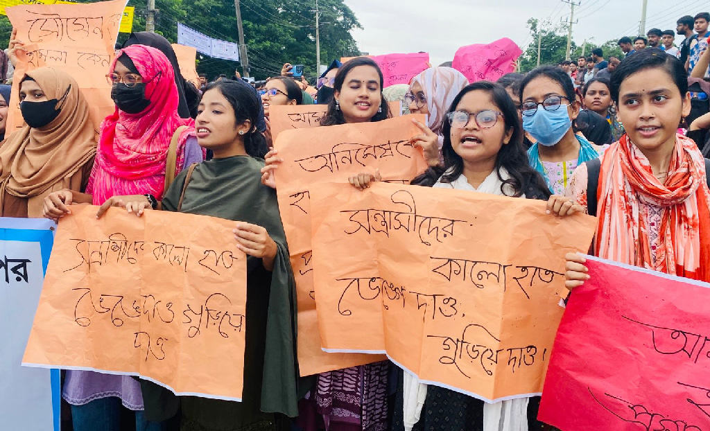 নোবিপ্রবি শিক্ষার্থীদের ওপর হামলার প্রতিবাদে বিক্ষোভ, সড়ক অবরোধ