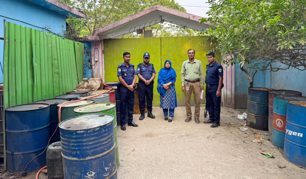 ব্যবসায়ীর বাড়ি থেকে সাড়ে ৫ হাজার লিটার তেল জব্দ