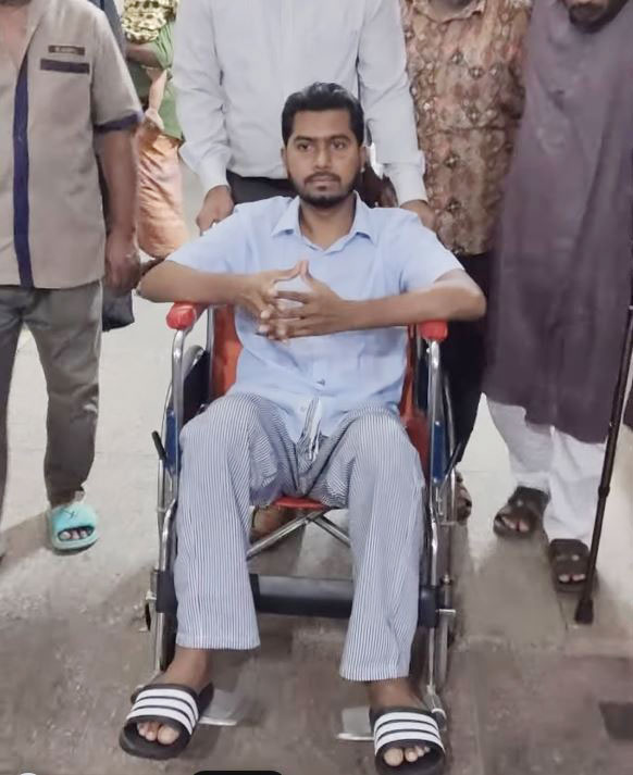 ঢামেক থেকে ছাড়পত্র পেয়েছেন নুরুল হক নুর। ছবি: ভিডিও থেকে নেওয়া