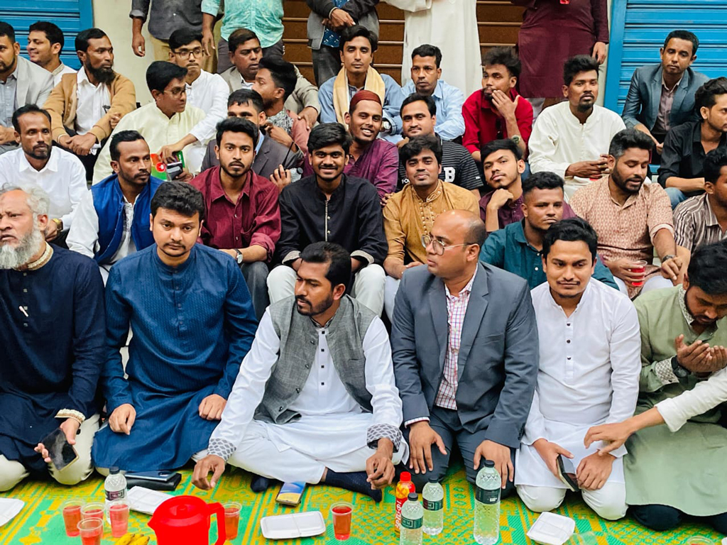 দলের নেতা-কর্মীদের সঙ্গে গণ-ইফতারে অংশ নিলেন প্রতিমন্ত্রী নুর
