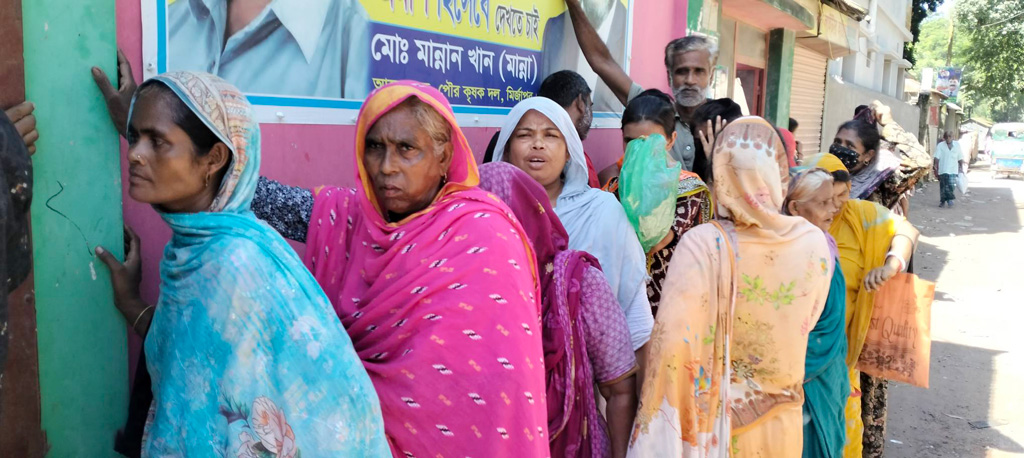 মাইকিং শুনে এসে ওএমএসের আটা না পেয়ে ক্রেতাদের ক্ষোভ