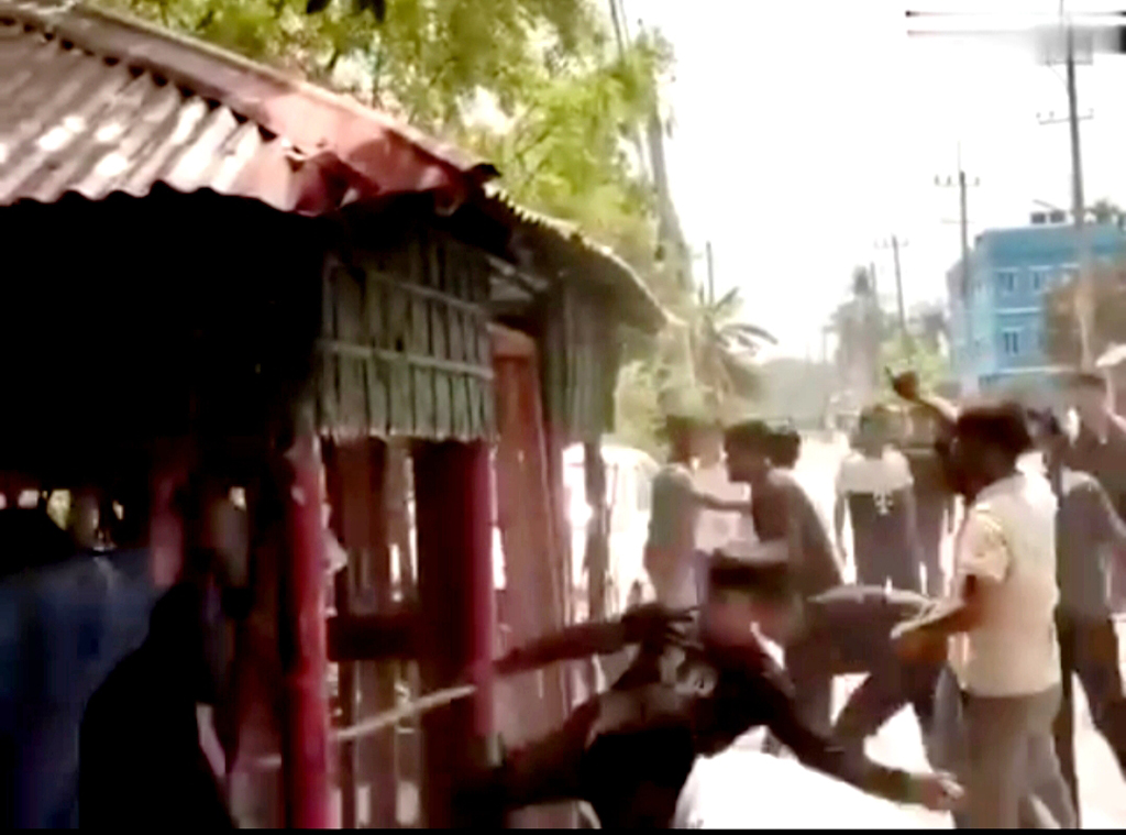 ঈশ্বরদী সরকারি কলেজে ছাত্রশিবির-ছাত্রদল সংঘর্ষ, ককটেল বিস্ফোরণ