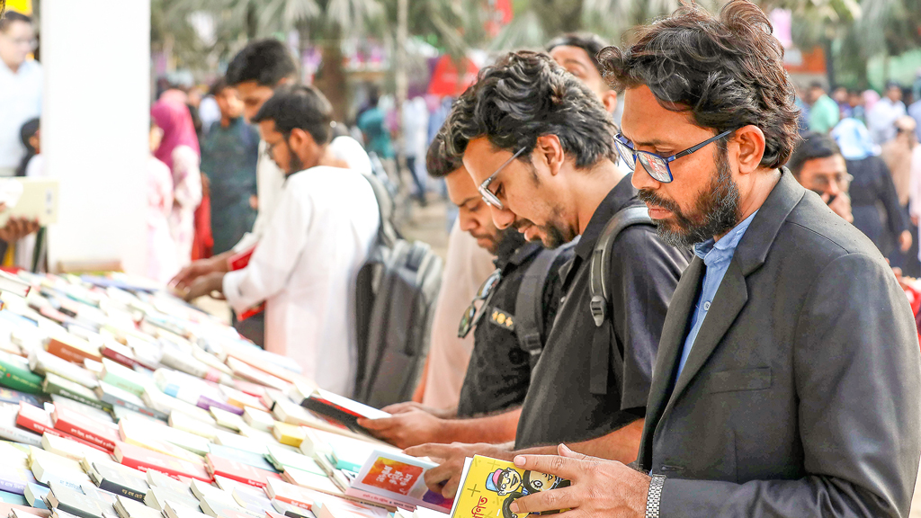 শেষ সময়ে বই কেনায় মন