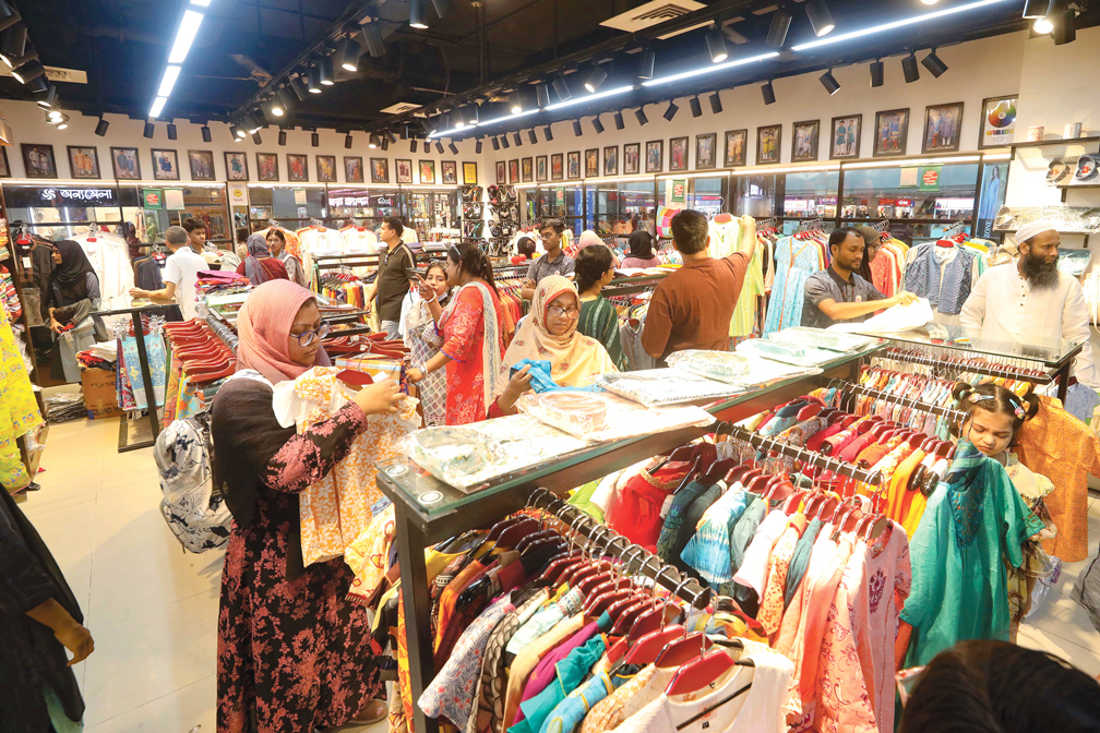 ঈদের বাজার: পরিবারের সদস্যদের খুশিই তাঁদের ঈদের আনন্দ