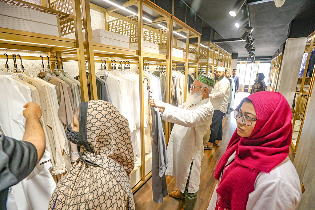 ঈদের কেনাকাটা: সামর্থ্যের মধ্যেই উৎসবের আনন্দ