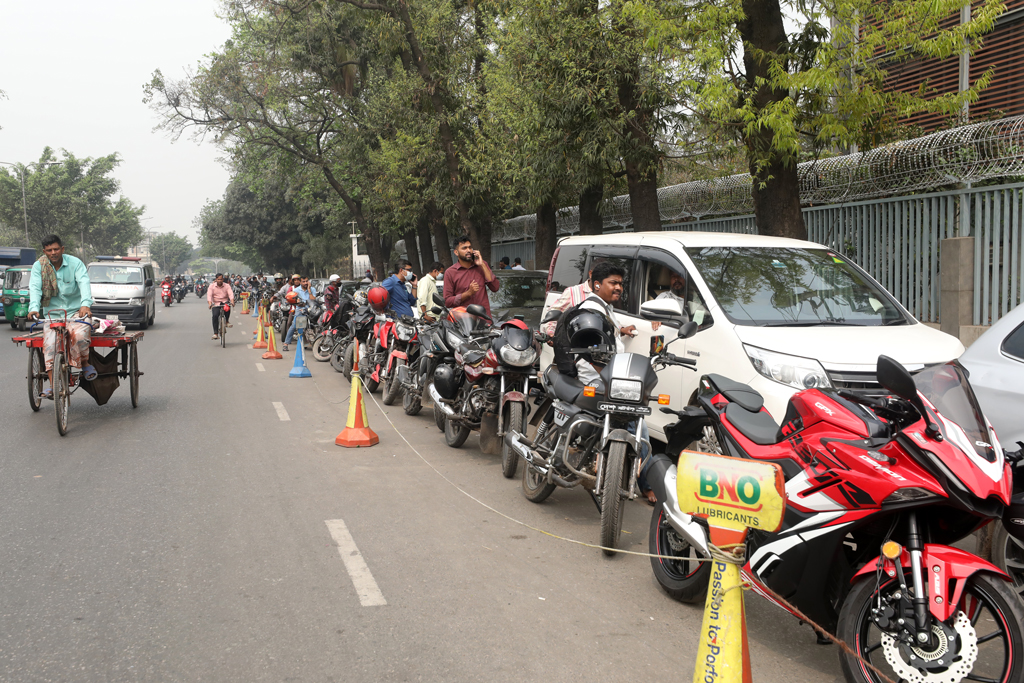 পাম্পে তেল নেই, আক্ষেপ নিয়ে ফিরছেন ক্রেতারা