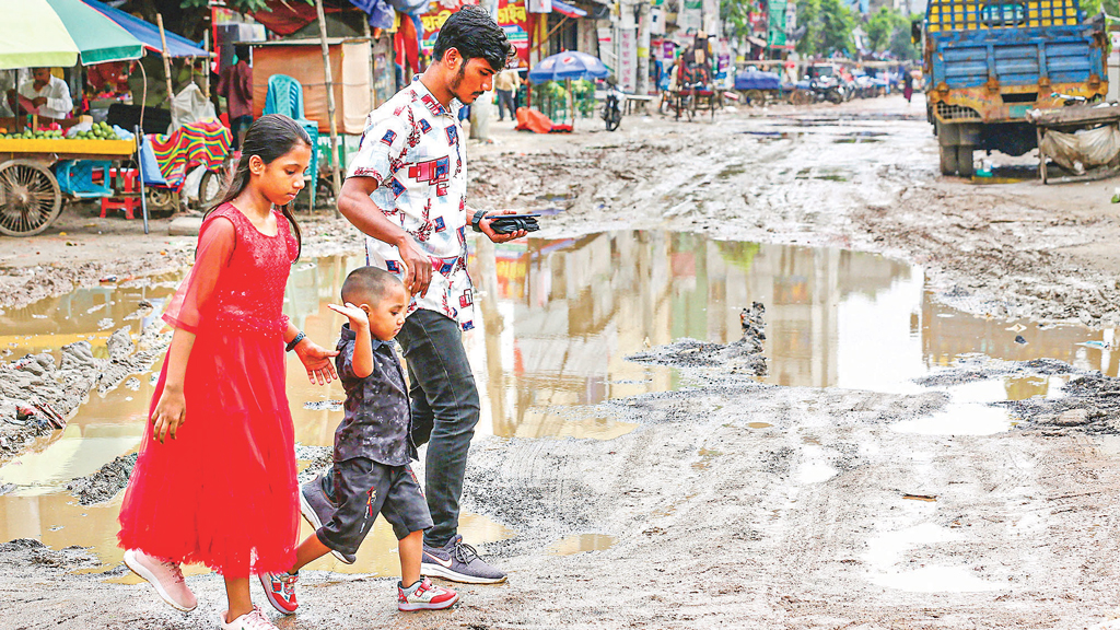 নামেই মাদানি অ্যাভিনিউ, চলাচলে নিত্য দুর্ভোগ