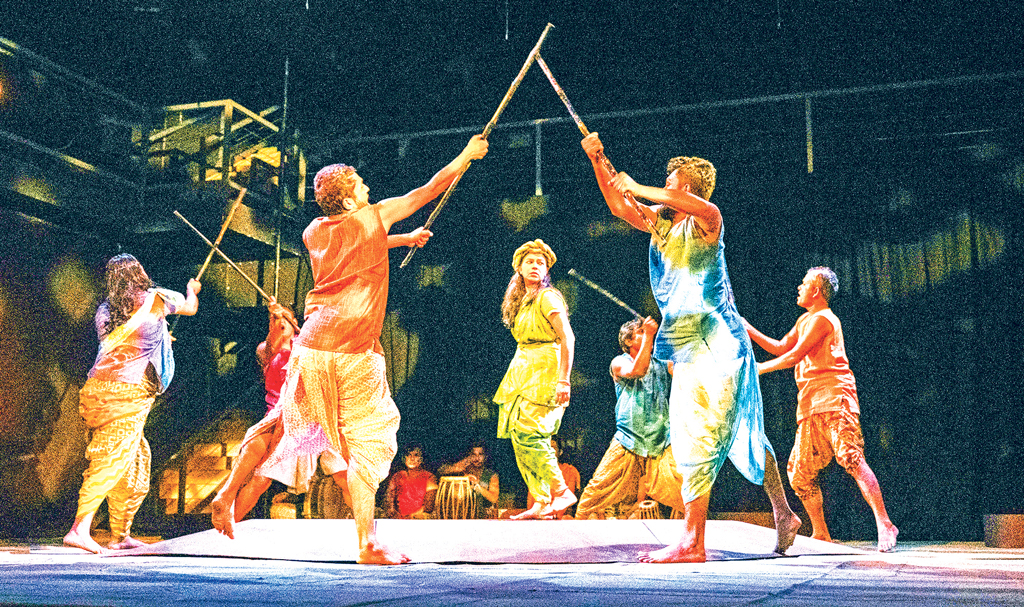 শততম প্রদর্শনীতে বটতলা নাট্যদলের ‘খনা’ নাটক