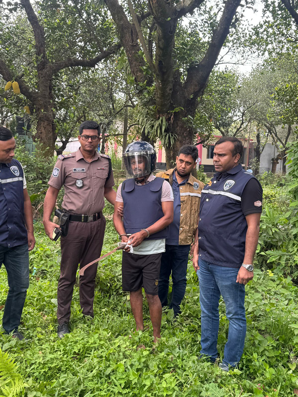আসামিকে গ্রেপ্তারের পর রামদাটি উদ্ধার করা হয়। ছবি: আজকের পত্রিকা